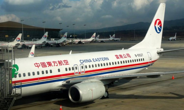Avião 737 com 132 pessoas bate em montanha na China